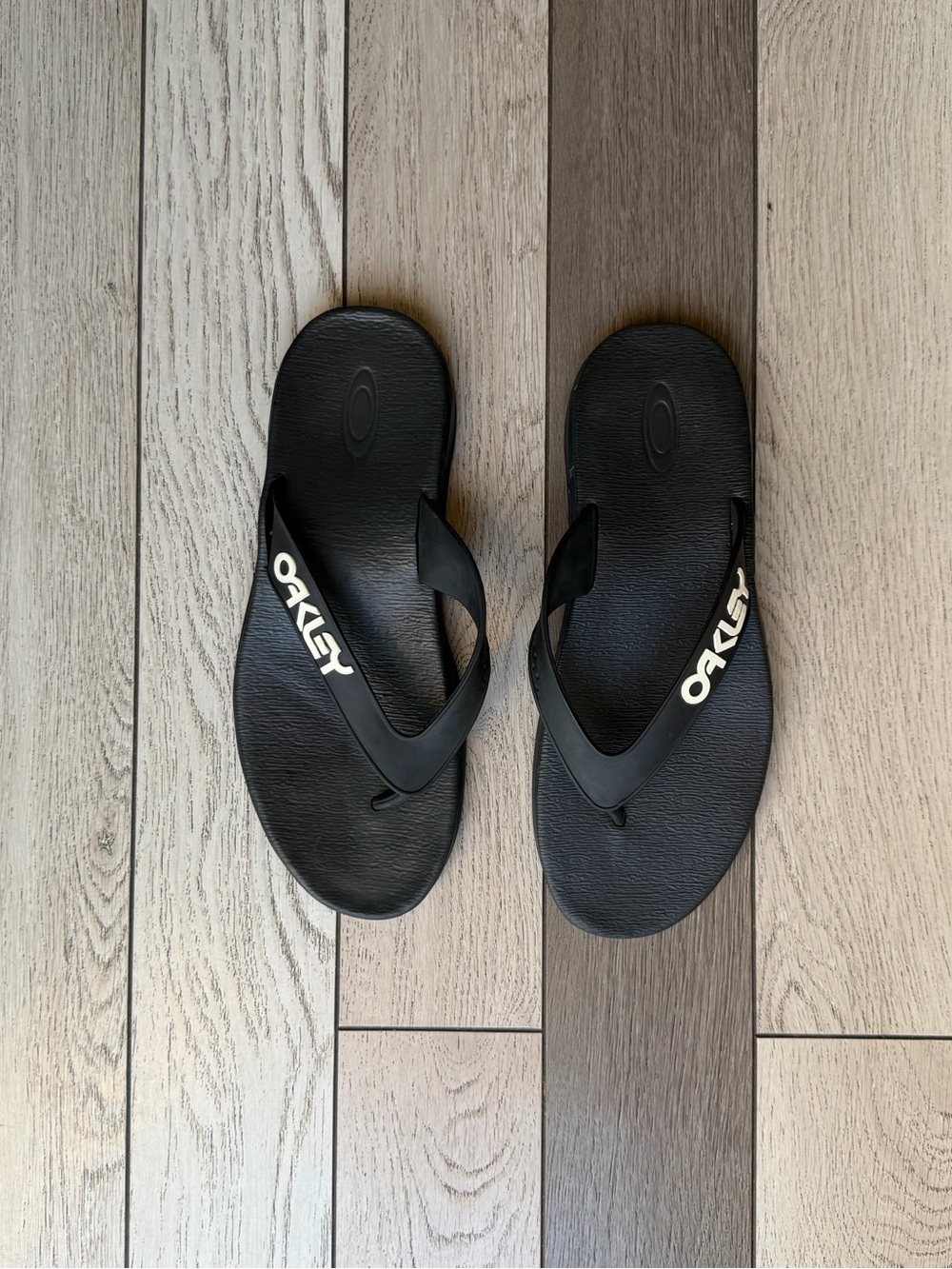Oakley Men’s Black Flip Flop Sandals with White Logo size 10